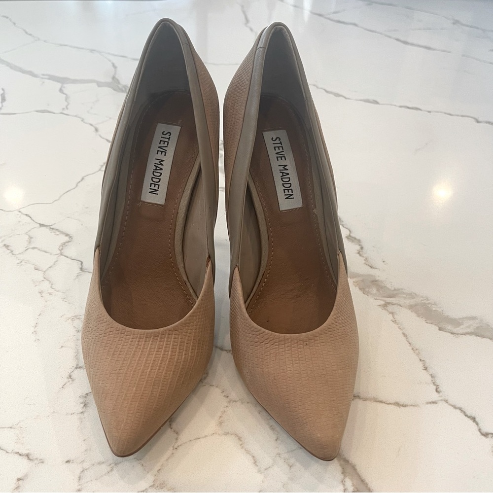 Women’s Steve Madden heels size 6 in tan.